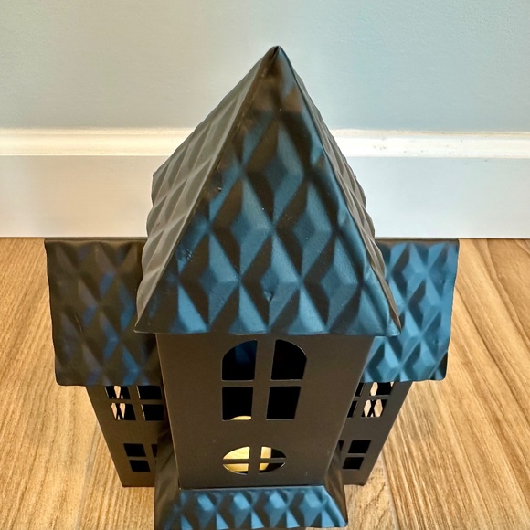 Lit Metal Haunted Mansion Halloween Metal House - Hyde & EEK! - Picture 10 of 13